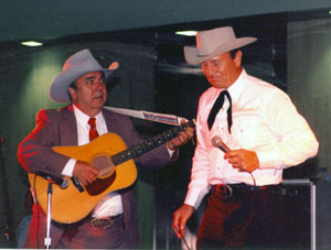 Dale Berry accompanies Don Durant as Don sings his “Johnny Ringo” themesong at the banquet of the Charlotte, NC, Western Film Fair in 1991.