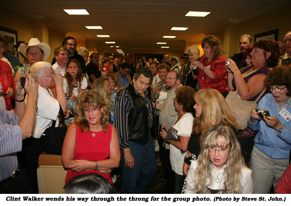 Clint Walker wends his way through the throng for the group photo.  (Photo by Steve St. John.)