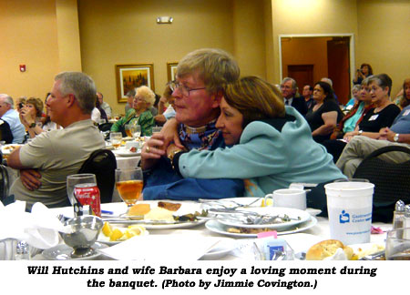 Will Hutchins and wife Barbara enjoy a loving moment during the banquet.  (Photo by Jimmie Covington.)