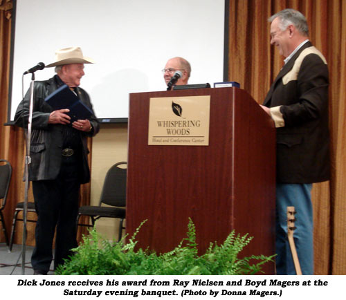 Dick Jones receives his award from Ray Nielsen and Boyd Magers at the Saturday evening banquet.  (Photo by Donna Magers.)