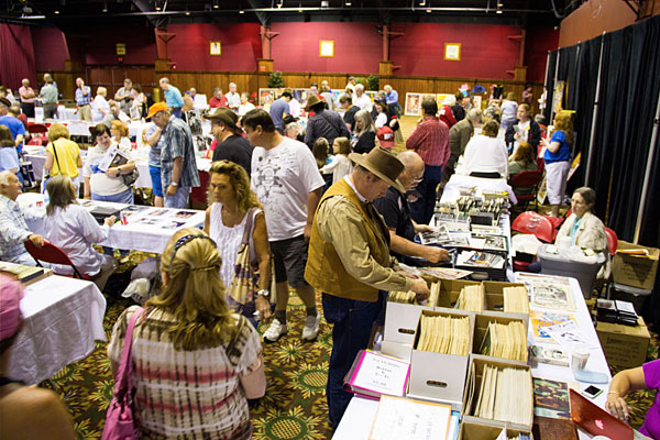 The Sam’s Town location afforded the festival an enormous dealer’s room. (above and below)