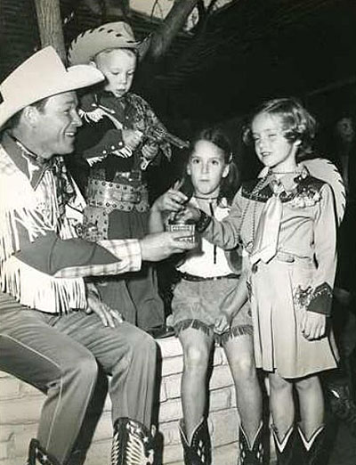 Roy Rogers hands Alan Ladd’s daughter Alana some candy. (Thanks to Jerry Whittington.)