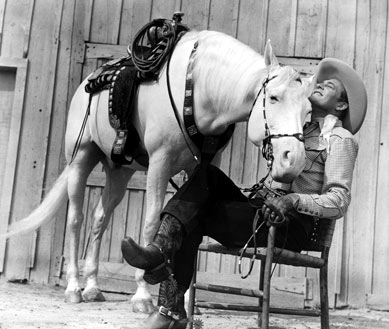 Charles Starrett and his horse Raider take a break from filming “South of the Chisholm Trail” (‘47 Columbia). (Thanx to Bobby Copeland.)