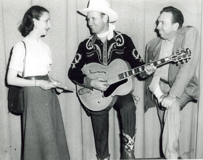 Gene Autry is interviewed in Jackson, MS, by a lady reporter and photographer Cliff Bingham. Date unknown. (Thanx to Danny Brown and Marjorie Bowron.)