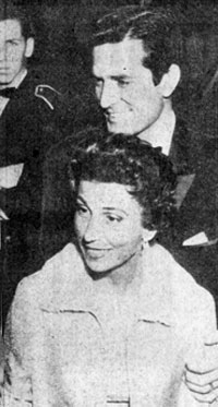 In December 1957 Hugh O’Brian escorted the former Mrs. Frank Sinatra (Nancy) to a Hollywood event. Nancy and Frank were married from ‘39 to ‘51. Looks like Frank Sinatra Jr. in the background. 
