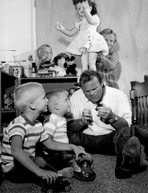 “Bonanza”, “Cimarron City”—Dan Blocker with his children, David (on the left), Dirk, and twins Debra Lee and Danna Lynn. Circa early ‘60s.