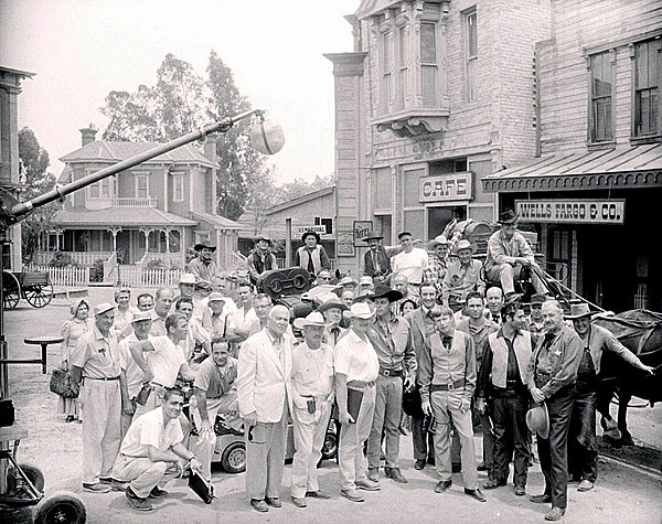 Director Earl Bellamy (holding the script), Dale Robertson and the entire cast and crew of a “Tales of Wells Fargo” episode. Robertson’s stunt double Dean Smith is mounted on the rear left. 
