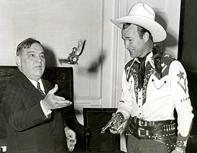 Roy Rogers teaches a few gun tricks to New York Mayor Laguardia on October 7, 1943. 