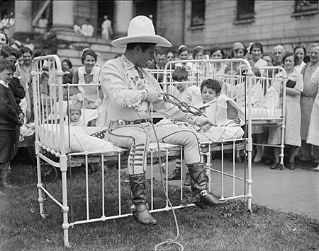 Tom Mix entertains the children during a visit to Boston Hospital. 
(Thanx to Jerry Whittington.) 