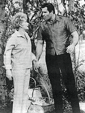 Clint Walker meets Lucille Ball on “The Lucy Show” in 1966. (Thanx to Terry Cutts.) 