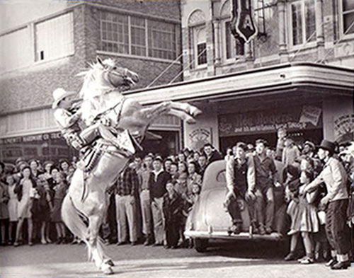 Roy and Trigger make a public appearance in front of an unknown theatre. Anybody out there recognize the theatre?