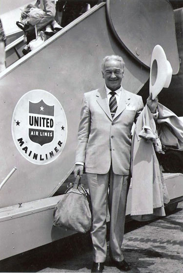 William Boyd in civilian clothes ready to board...or was he deplaning this United Airlines flight? Circa late ‘40s early ‘50s. (Thanx to Bobby Copeland.)