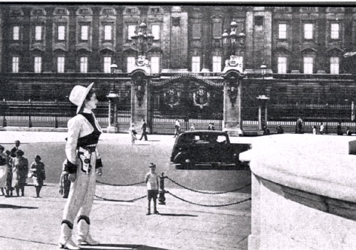 In London, Gail Davis (“Annie Oakley”) takes a look at Buckingham Palace. (Thanx to Terry Cutts.)