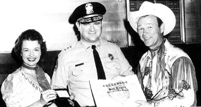 Roy and Dale with then Memphis Sheriff’s Chief Deputy John Carlisle in the late ‘50s or early ‘60s. Carlisle was later Chief Investigator for the Attorney General’s office in the James Earl Ray case. (Thanx to Jimmie Covington.)