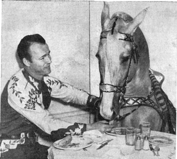 Roy feeds Trigger in this gag photo from the mid-‘40s.