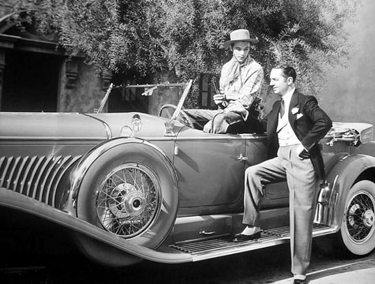 Cars of the Stars: William Powell admires Gary Cooper’s Duesenberg. (Thanx to Jerry Baumann.)