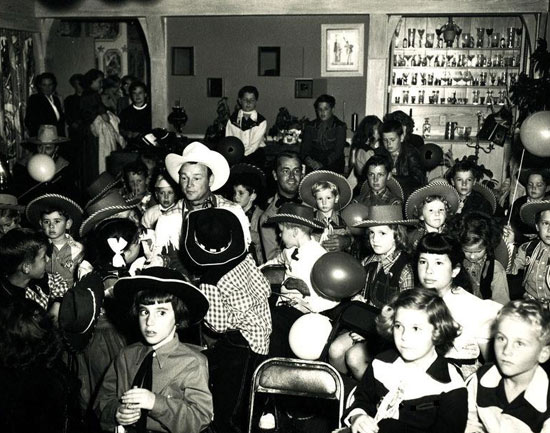 Roy Rogers and Alan Ladd at a children’s birthday party. Date unknown but looks to be late ‘40s or early ‘50s. (Thanx to Jerry Whittington.)