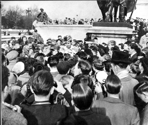 On a visit to England in 1956, Fess “Davy Crockett” Parker, is besieged by autograph hunters outside Buckingham Palace.