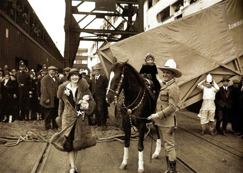 Tom Mix and Tony at Southhampton in 1925 with wife Vicky and daughter Thomasina. (Thanx to Bobby Copeland.)