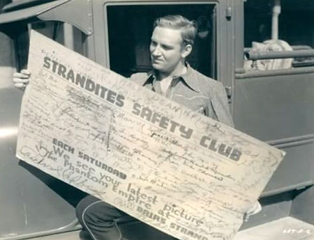 Gene reads some really large fan mail in 1935 for “Phantom Empire” showing at Brir’s Strand (wherever that was). (Thanx to Jerry Whittington.)