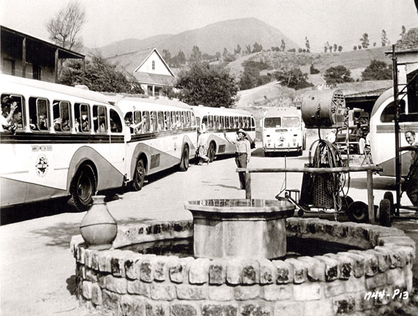 While making “Ride Clear of Diablo” (‘53), Audie Murphy greets busloads of tourists on the Universal backlot.