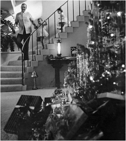 John Wayne celebrates a ‘50s Christmas with daughters Aissa and Marisa. (Thanx to Jerry Whittington.)