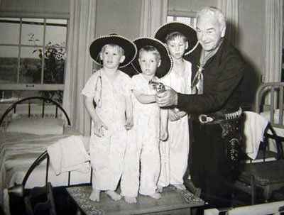 Hopalong Cassidy (Bill Boyd) pays a Christmastime visit to a children’s hospital. (Thanx to Jerry Whittington.)