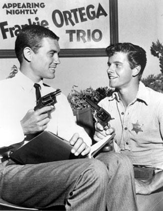 Peter Brown, Johnny McKay on “Lawman”, visits the Warner Bros. “77 Sunset Strip” set to compare firearms with Roger Smith, Jeff Spencer on that series. (10/30/59) (Thanx to Neil Summers.)