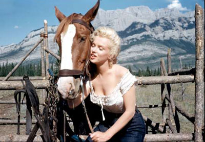 No complaints from the horse as Marilyn Monroe cuddles up on location for “River of No Return” (‘54 20th Century Fox).