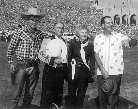 (Above) Will “Sugarfoot” Hutchins was Grand Marshal at the annual Sheriff’s Rodeo in L.A. Coliseum in 1958. (L-R) Hutchins, Sheriff Gene Biscailuz, Barbara Stanwyck and a Sheriff’s Deputy. (Below) Bizcailuz, Stanwyck, Hutchins.