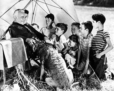 William Boyd as Hopalong Cassidy chats with a group of youngsters on September 28, 1943.