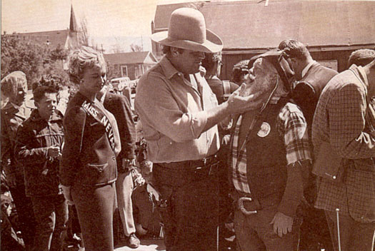 Dan Blocker, Hoss on “Bonanza”, beholds Badwater Bill’s beard during a “Bonanza Days” celebration in Virginia City in 1962.