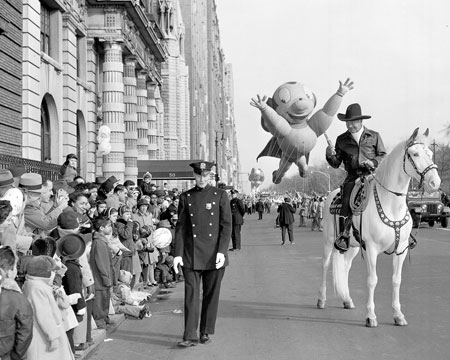 Hoppy entertains the kids at a Macy’s Thanksgiving Day parade. (Thanx to Roy Bonario.)