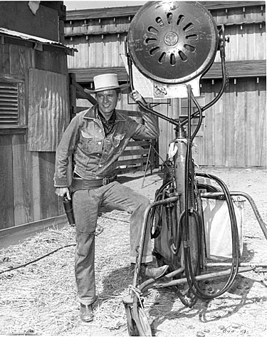 Will “Sugarfoot” Hutchins poses for a publicity shot on the Warner Bros. backlot.