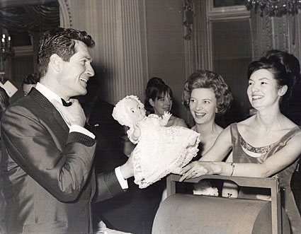 Hugh “Wyatt Earp” O’Brian attends the Pied Piper Ball at London’s Hyde Park Hotel in 1965. (Thanx to Terry Cutts.)