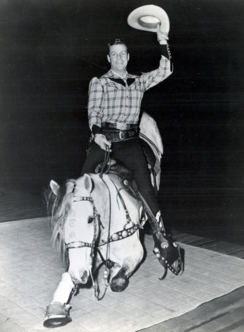 Buster Crabbe in a publicity shot for his WOR TV Channel 9 in New York TV series in 1951. Note the horse’s hooves are covered for this indoor photo.