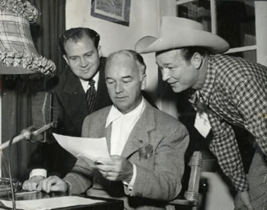 Noted Los Angeles radio disc jockey Al Jarvis (“Make Believe Ballroom”) rehearses with William (Hopalong Cassidy) Boyd and Roy Rogers. Jarvis also had a five hour a day TV talk show on KLAC-TV in the ‘50s .