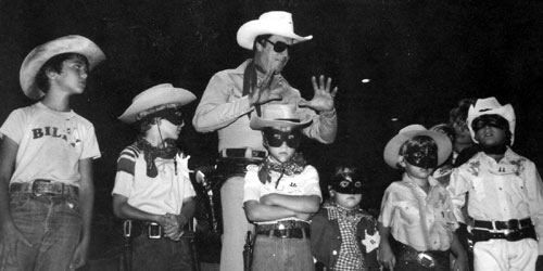 Clayton Moore visiting with kids in Charleston, SC, during the Lone Ranger “mask controversy” in 1980. (Photo courtesy Kenneth Kitchen.)